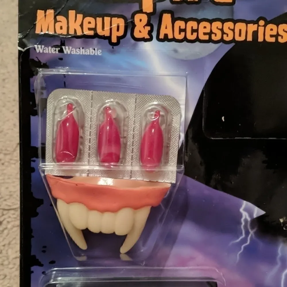 *NEW* VAMPIRE MAKEUP AND ACCESSORIES KIT